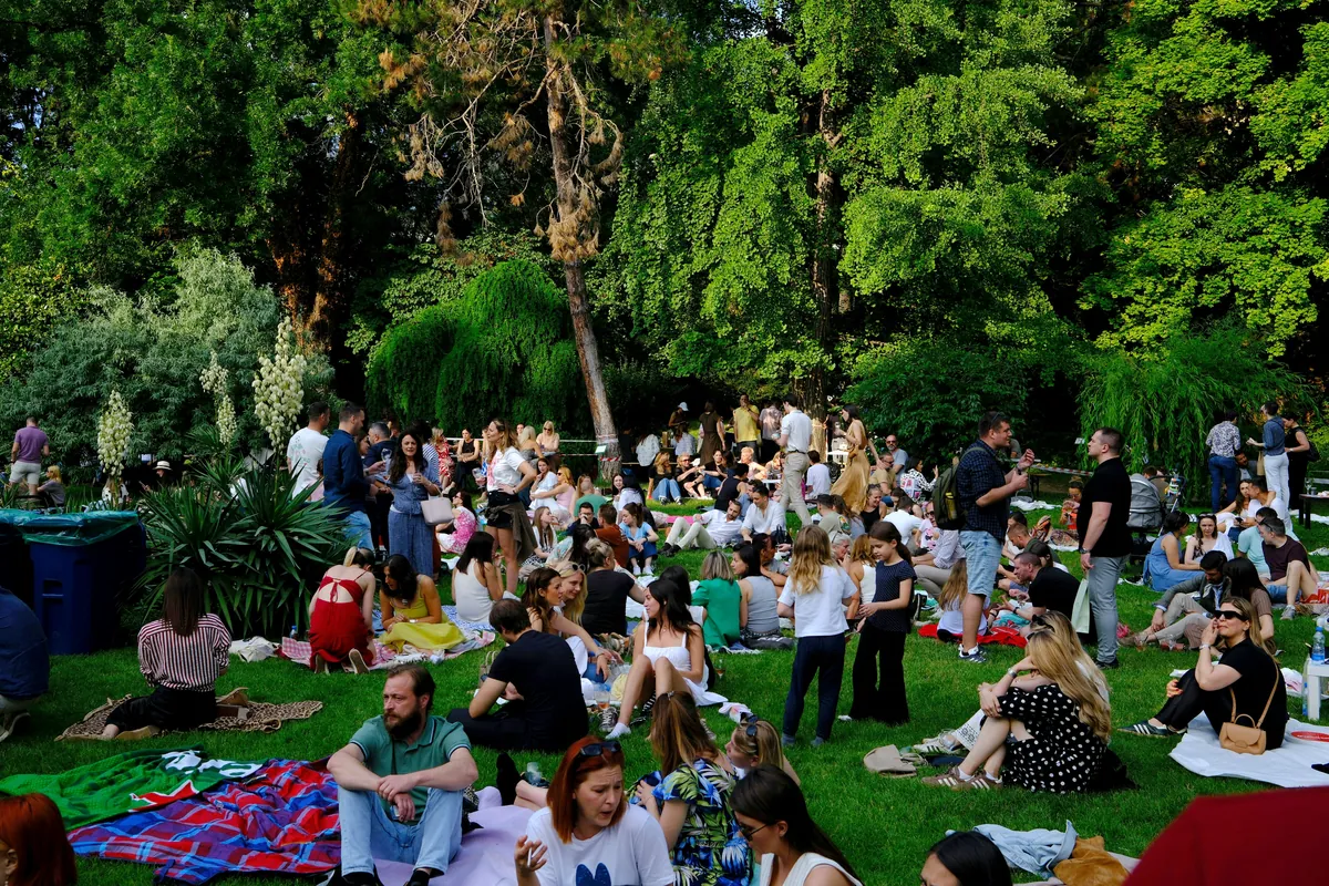 A Founding Fathers-style gathering in a park